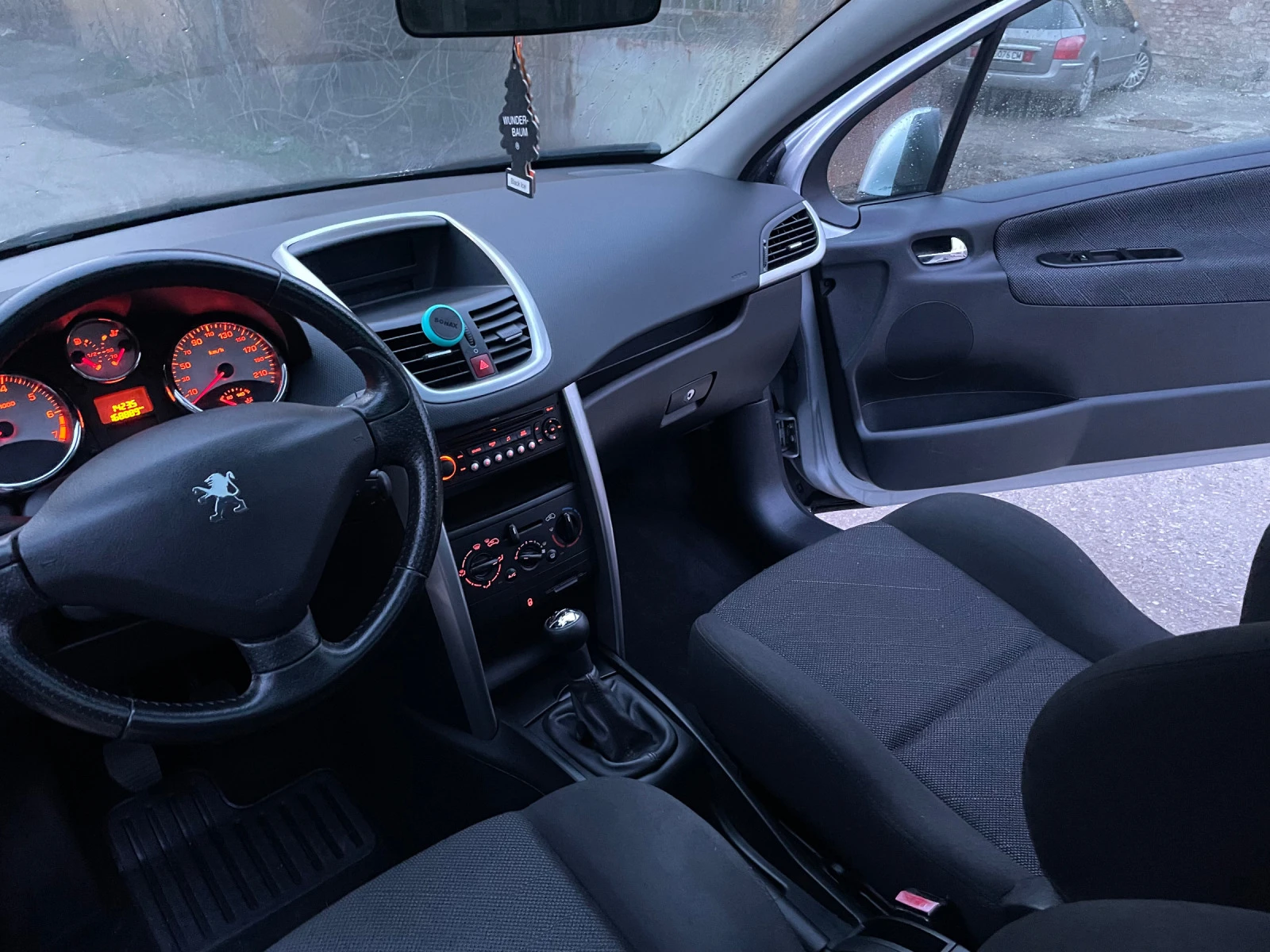 Peugeot 207 1.4 BENZIN/KLIMA/PANORAMA - изображение 9