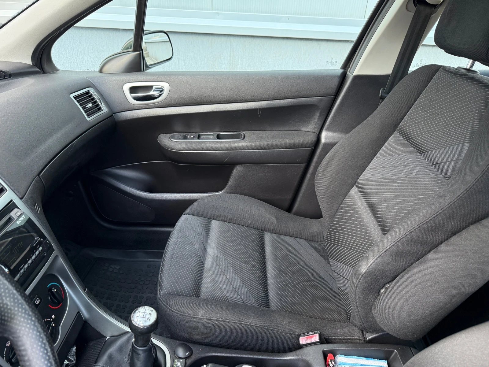 Peugeot 307 1.6 Бензин-Газ перфектен автомобил - изображение 9