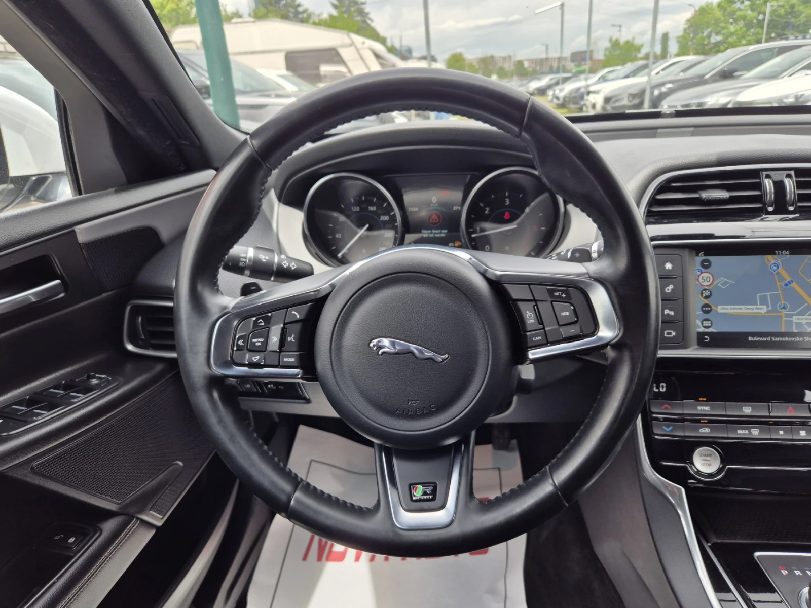 Jaguar XE 2.0D-180кс-R SPORT-4X4 - изображение 9