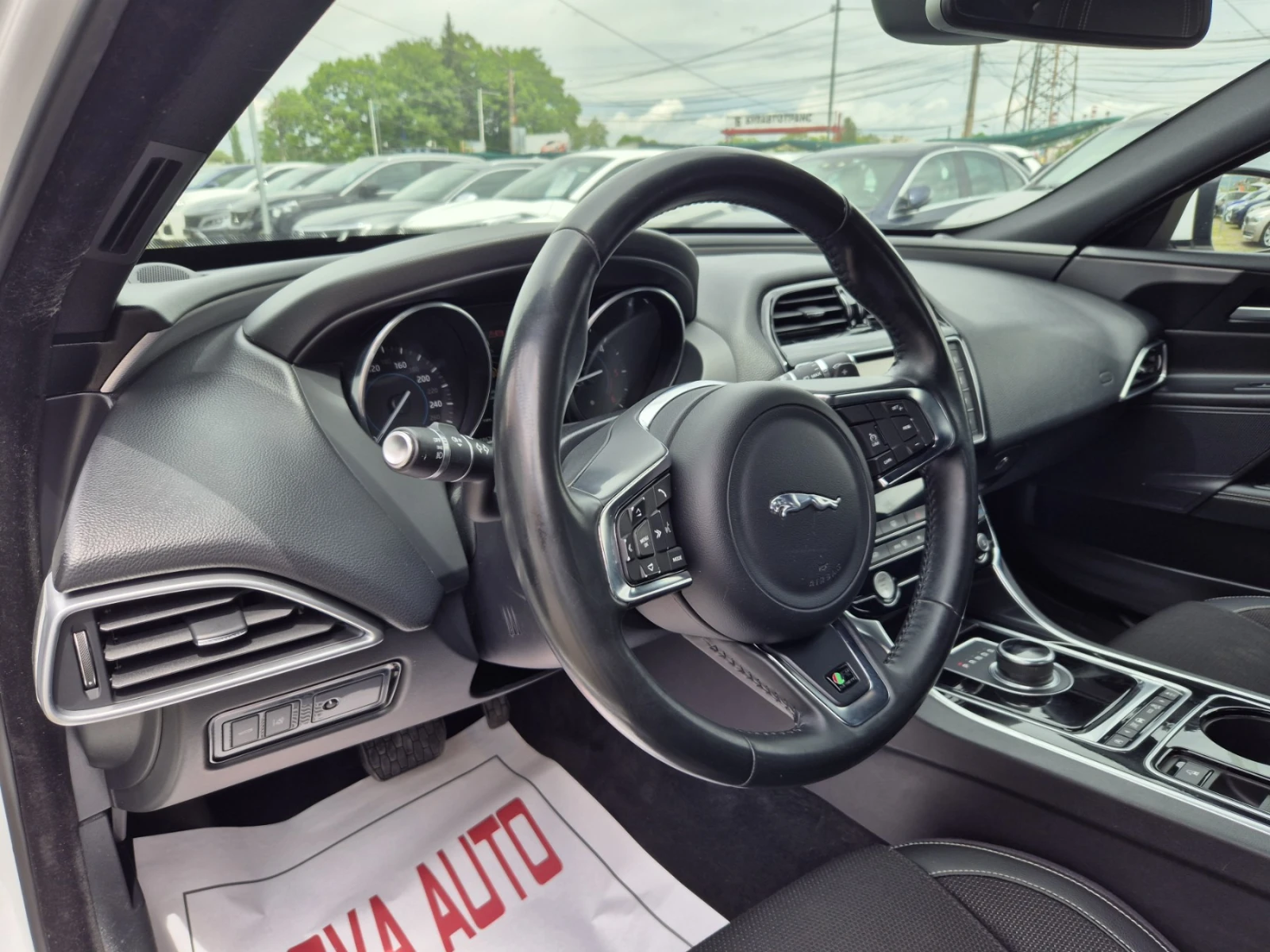 Jaguar XE 2.0D-180кс-R SPORT-4X4 - изображение 8