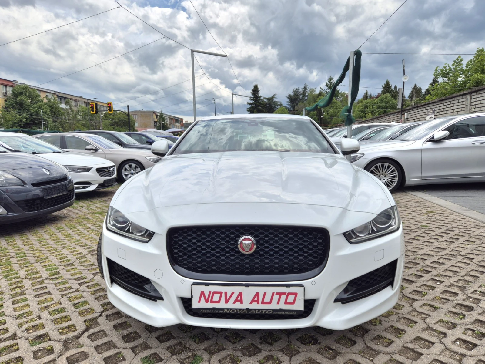 Jaguar XE 2.0D-180кс-R SPORT-4X4 - изображение 6