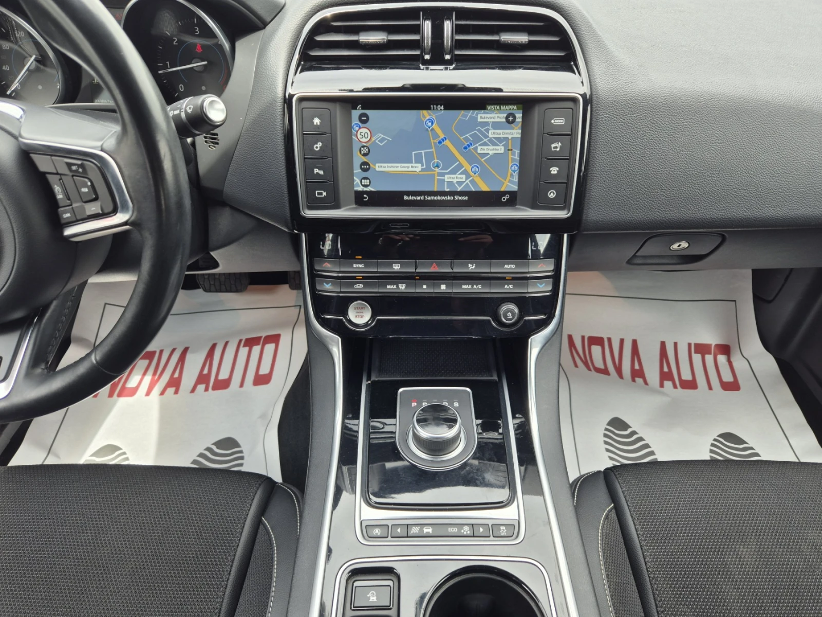 Jaguar XE 2.0D-180кс-R SPORT-4X4 - изображение 10