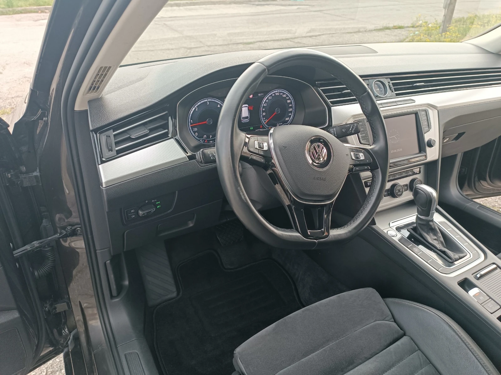 VW Passat * KEY LESS* DIGITAL* FULL ASSIST* , снимка 9 - Автомобили и джипове - 55165722