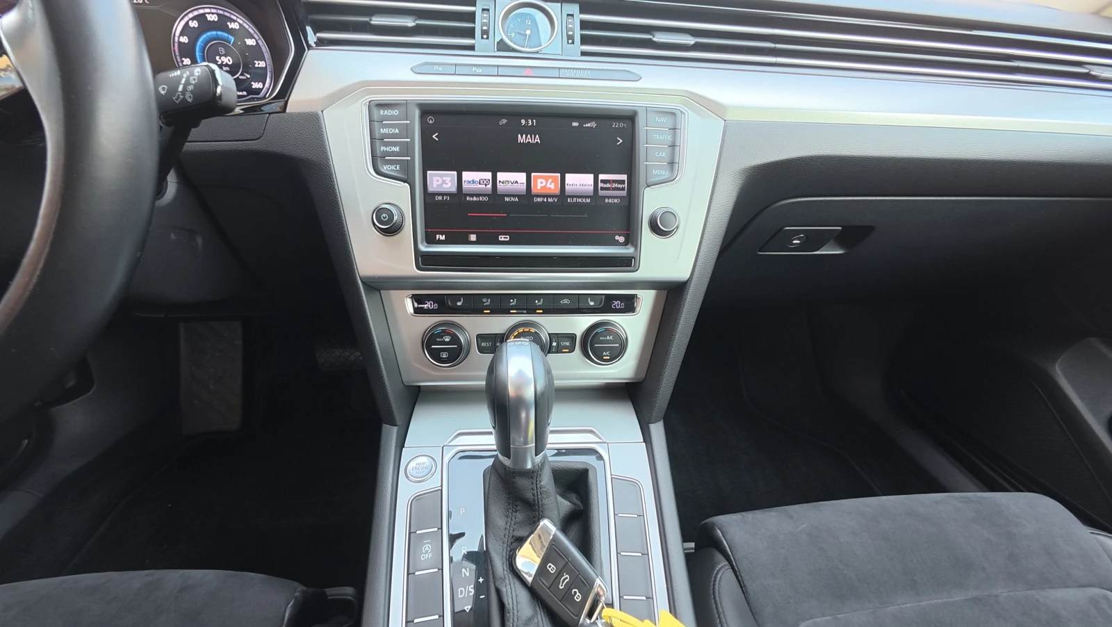 VW Passat * KEY LESS* DIGITAL* FULL ASSIST* , снимка 14 - Автомобили и джипове - 55165722