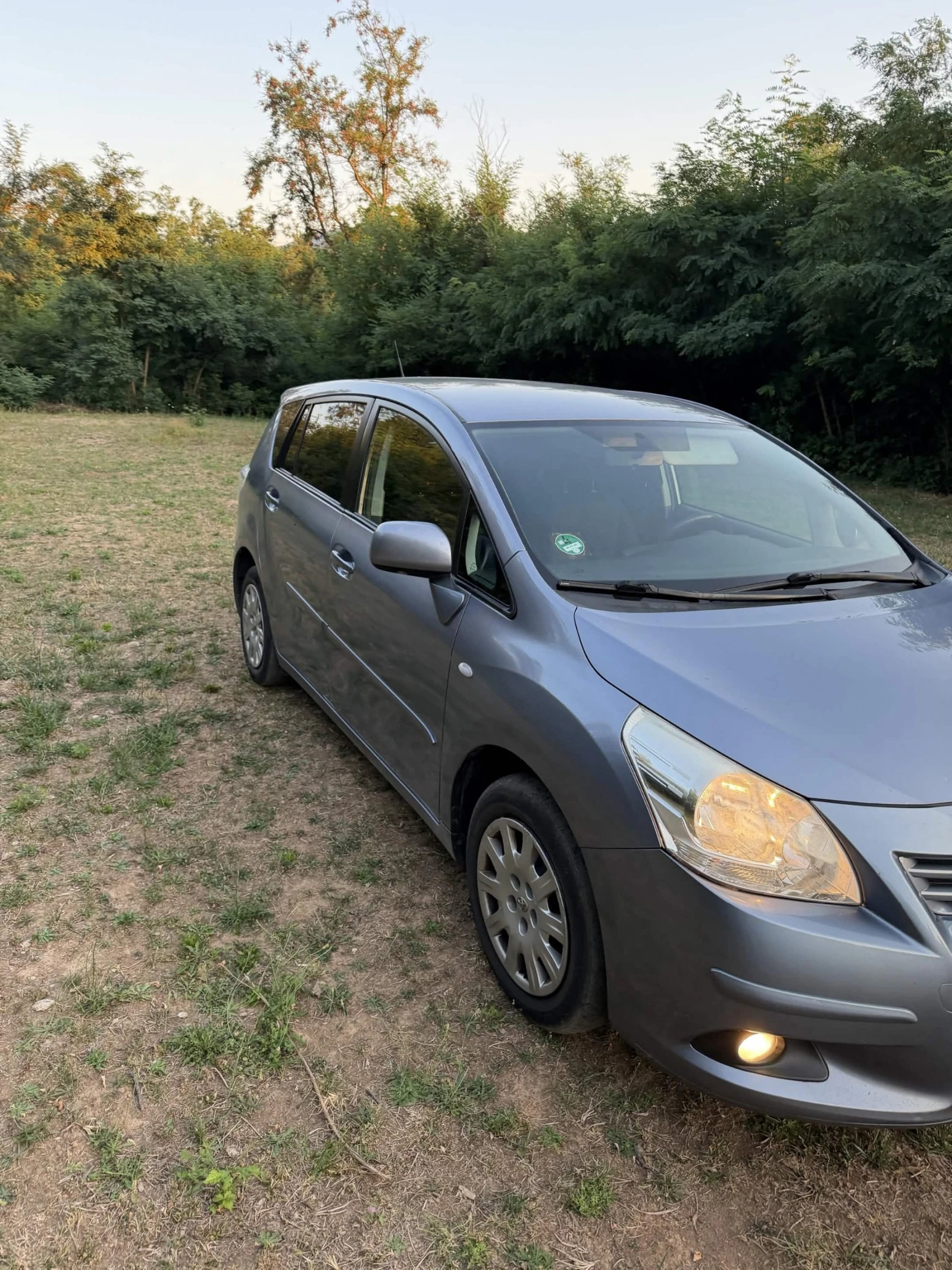 Toyota Corolla verso 2.0 Всички Екстри, снимка 4 - Автомобили и джипове - 55559122