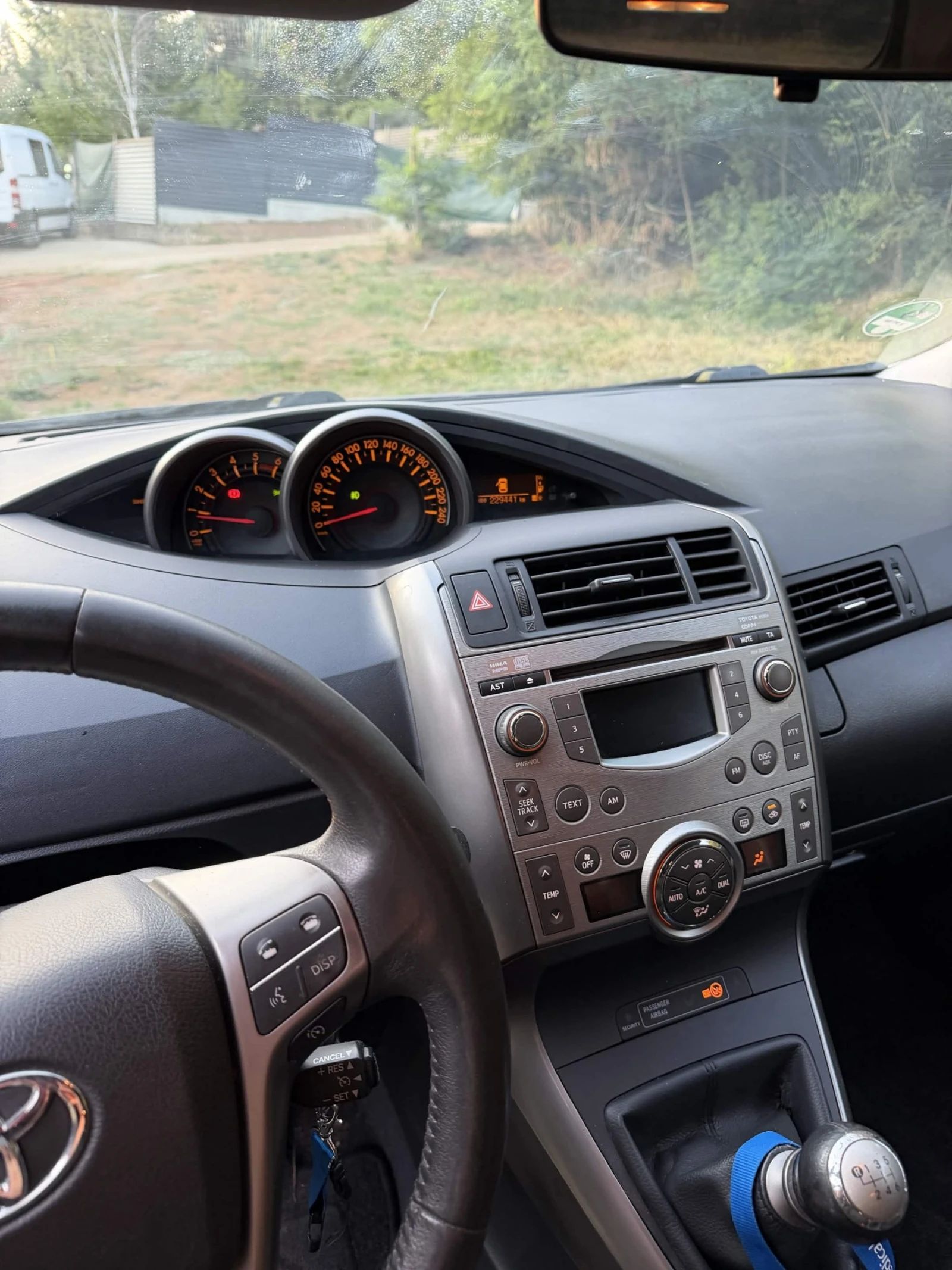 Toyota Corolla verso 2.0 Всички Екстри, снимка 8 - Автомобили и джипове - 55559122