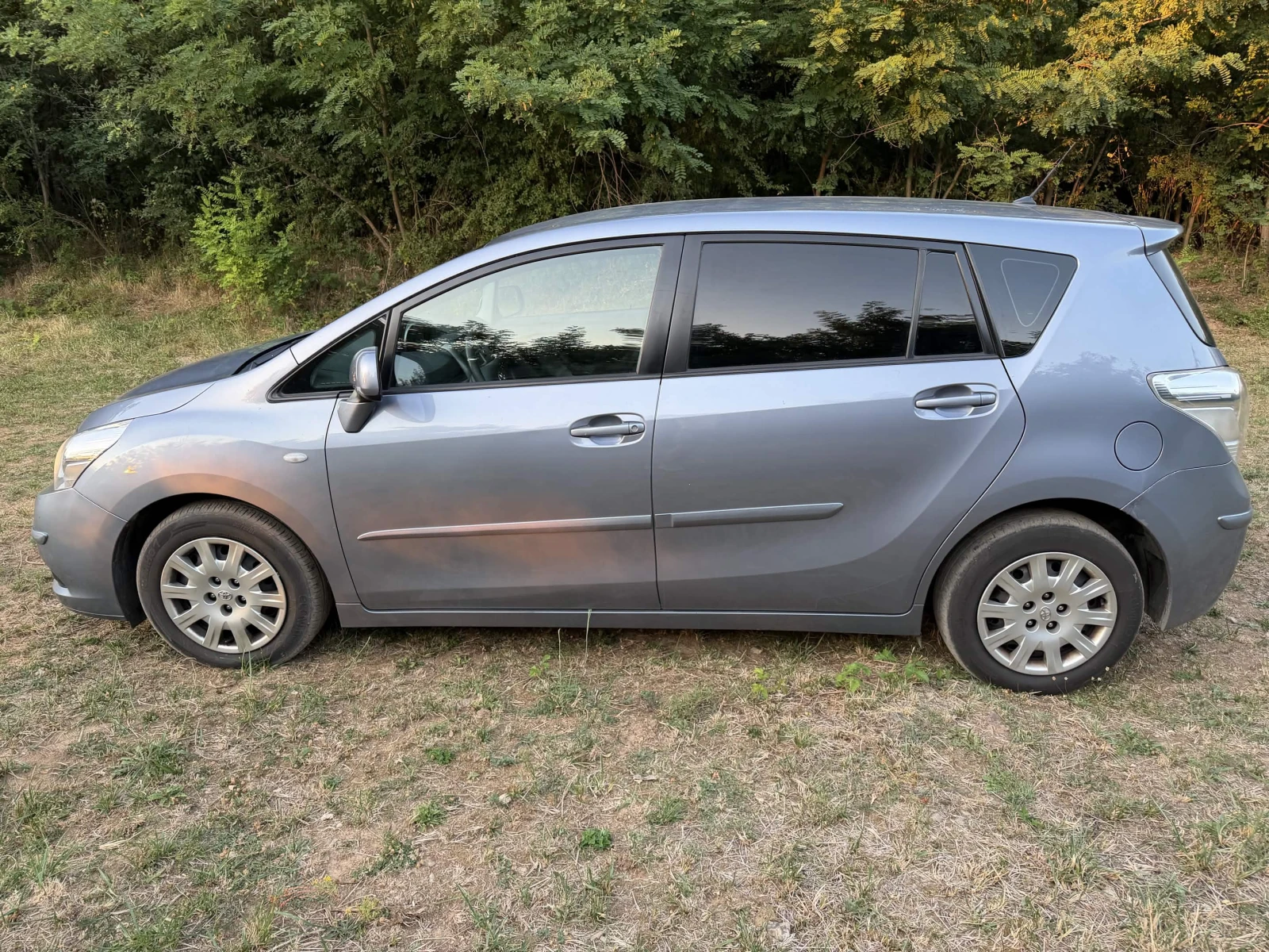 Toyota Corolla verso 2.0 Всички Екстри, снимка 3 - Автомобили и джипове - 55559122