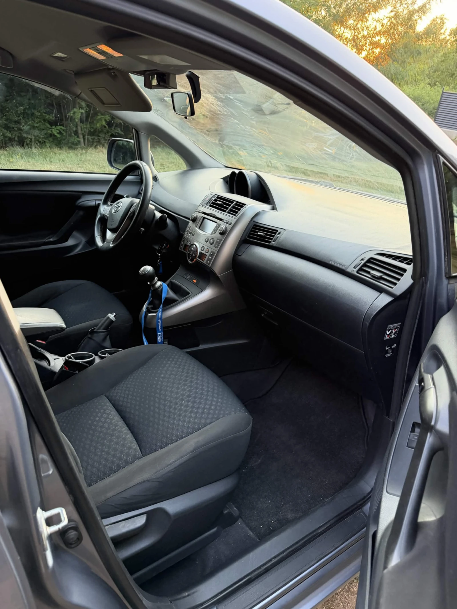 Toyota Corolla verso 2.0 Всички Екстри, снимка 9 - Автомобили и джипове - 55559122