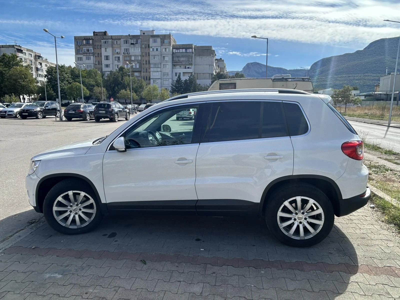 VW Tiguan 2.0 tdi, снимка 4 - Автомобили и джипове - 53800041