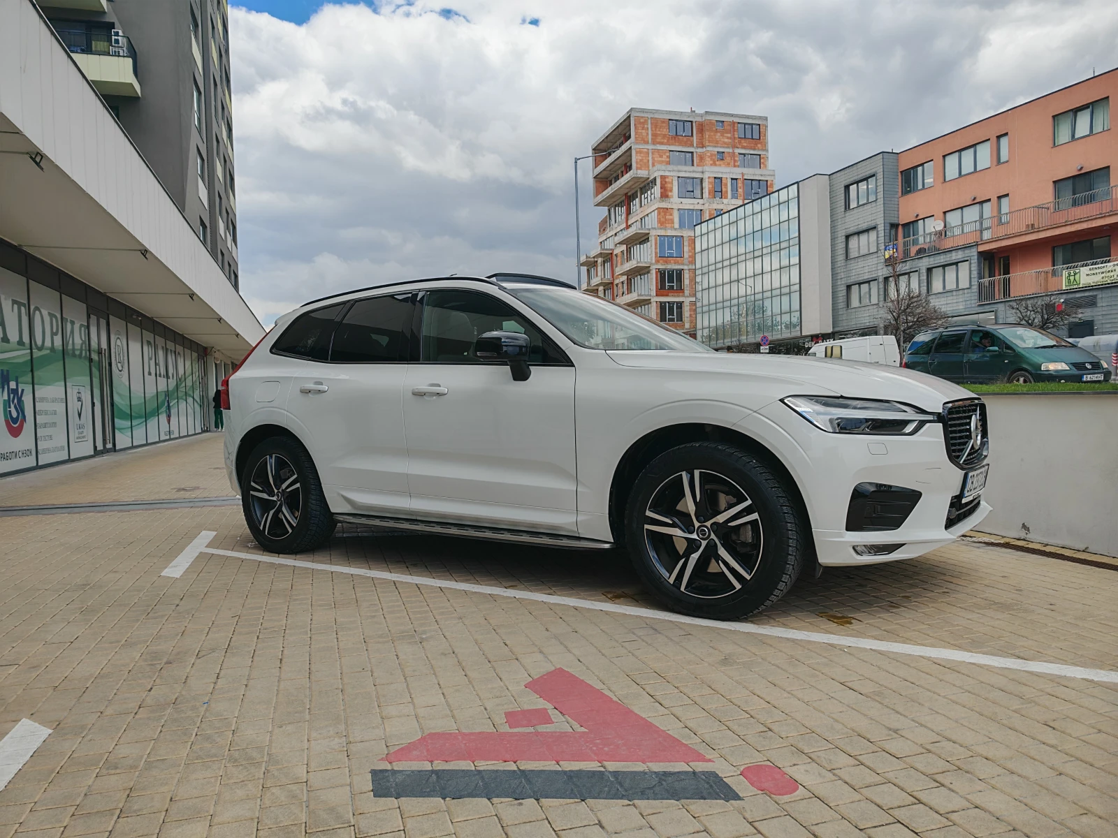 Volvo XC60 B5 Mild Hybrid 250hp AWD   , снимка 2 - Автомобили и джипове - 54335742