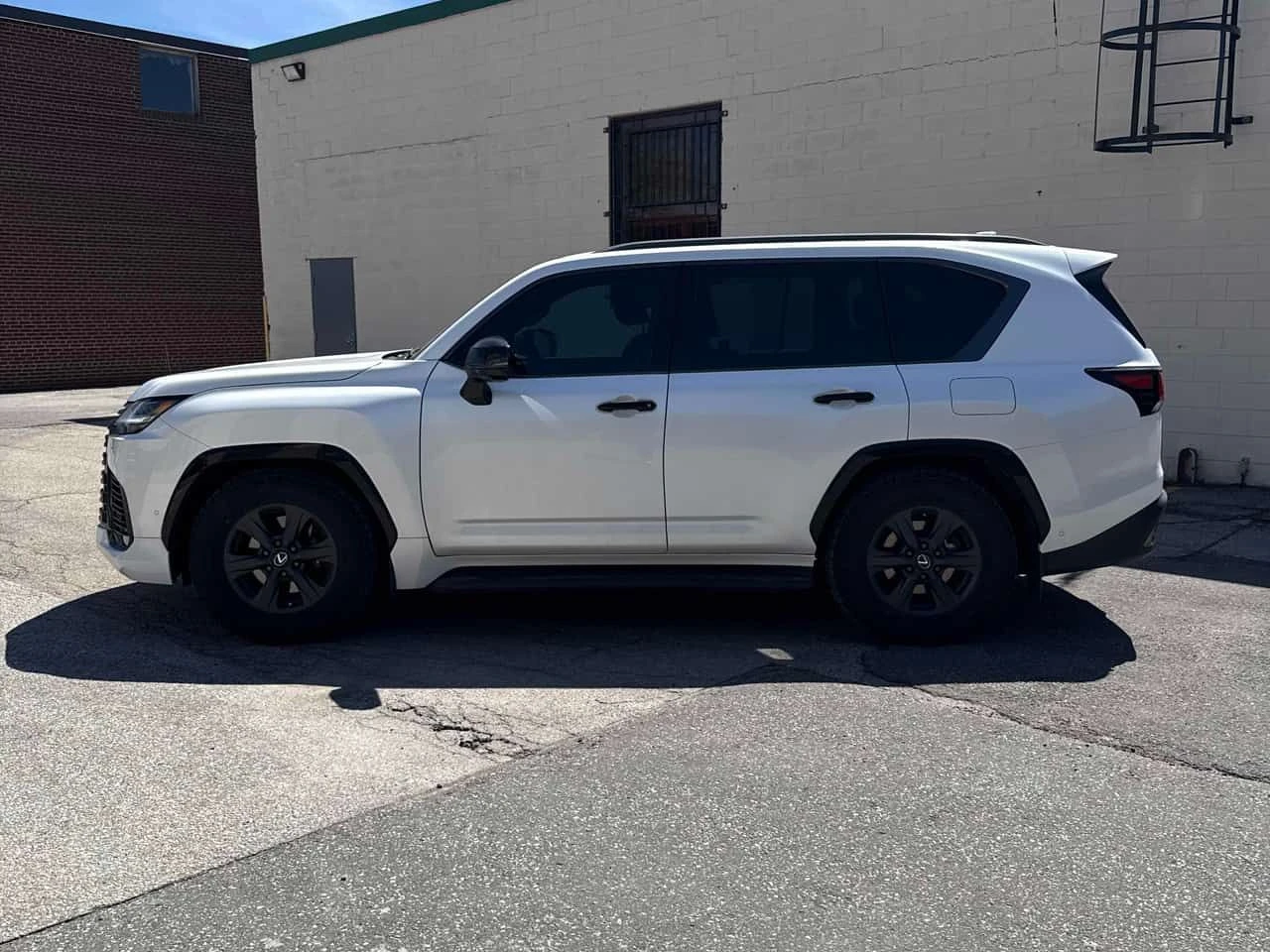 Lexus LX 700h* FULL* M/L* HUD* ОБДУХВАНЕ* МАСАЖ* 360* , снимка 2 - Автомобили и джипове - 54346106