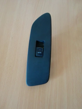 Копче ел стъкло предно дясно Тойота Аурис