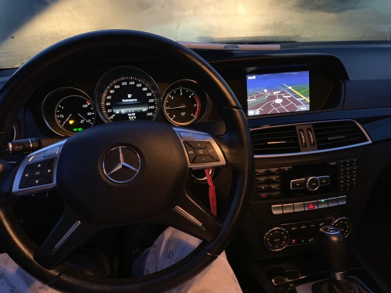 Mercedes-Benz C 220, снимка 2 - Автомобили и джипове - 53077351