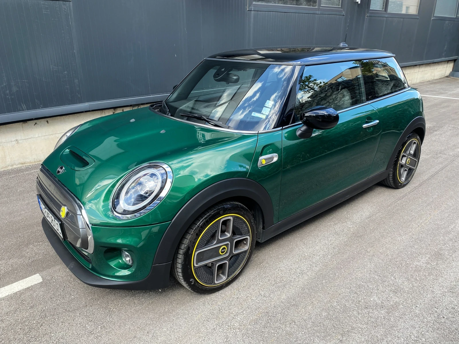 Mini Cooper SE British Green  - изображение 3