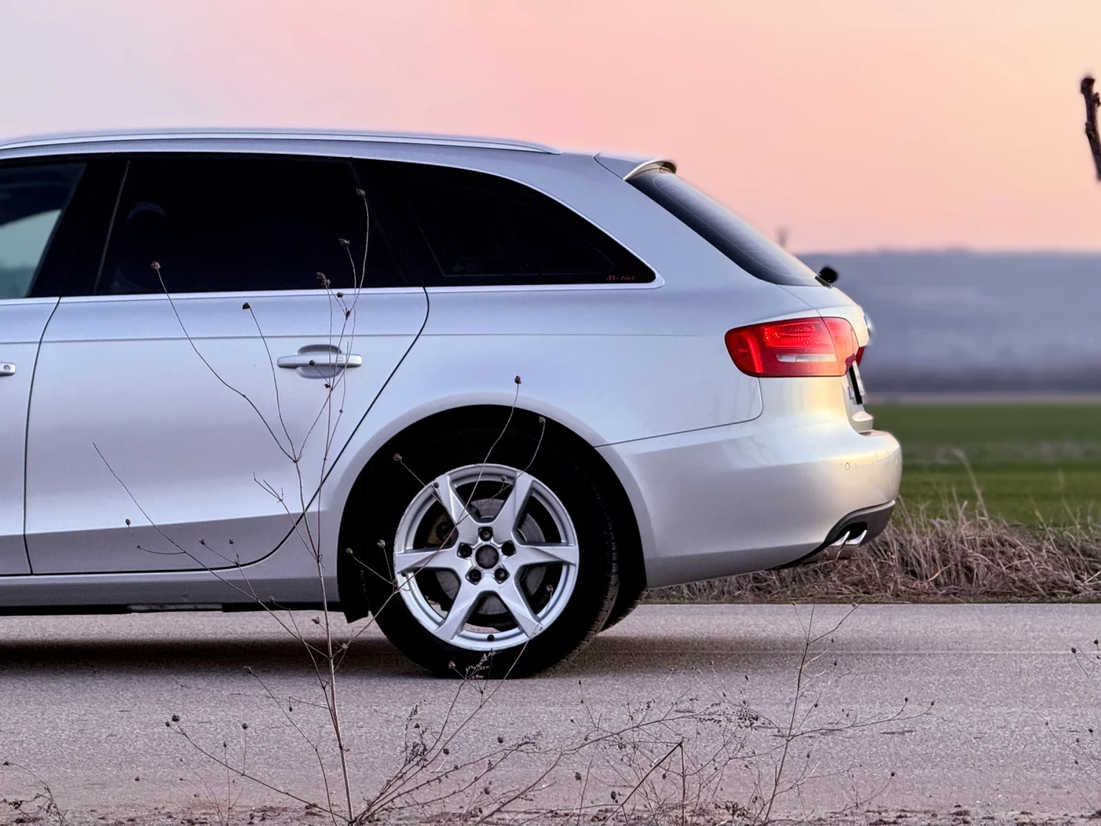 Audi A4 2.0TDI 143 РЪЧКА / LED / NAV / KOJA / CARPLAY, снимка 10 - Автомобили и джипове - 53835464