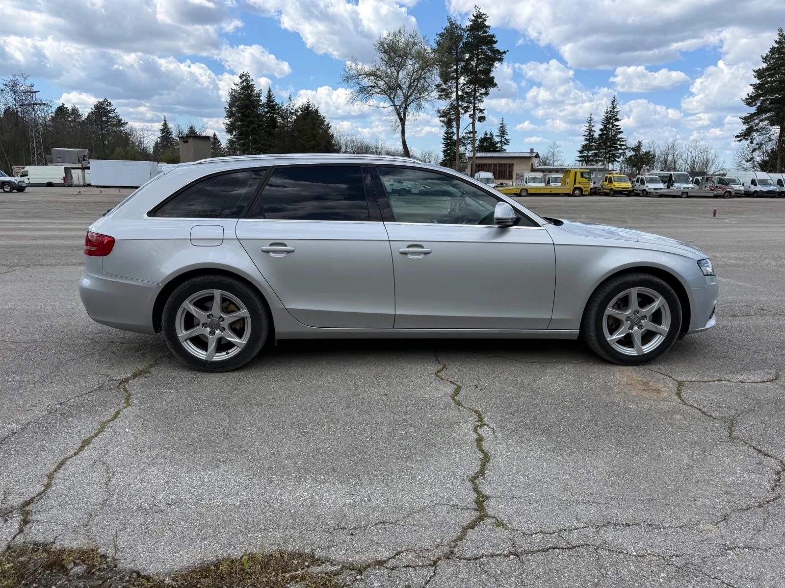 Audi A4 2.0TDI 143 РЪЧКА / LED / NAV / KOJA / CARPLAY, снимка 12 - Автомобили и джипове - 53835464