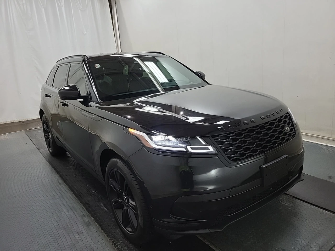 Land Rover Range Rover Velar * CARFAX * АВТО КРЕДИТ * ЦЕНА ДО БГ! - изображение 3