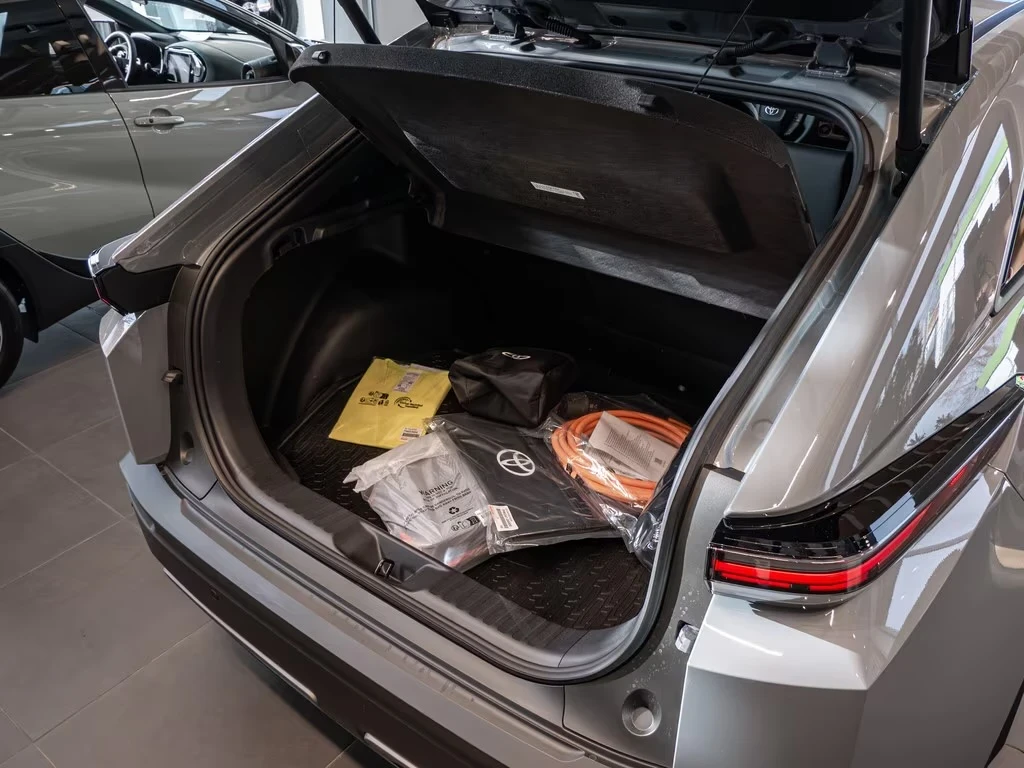 Toyota C-HR Team player Winter pack blind spot ACC, снимка 15 - Автомобили и джипове - 54934707