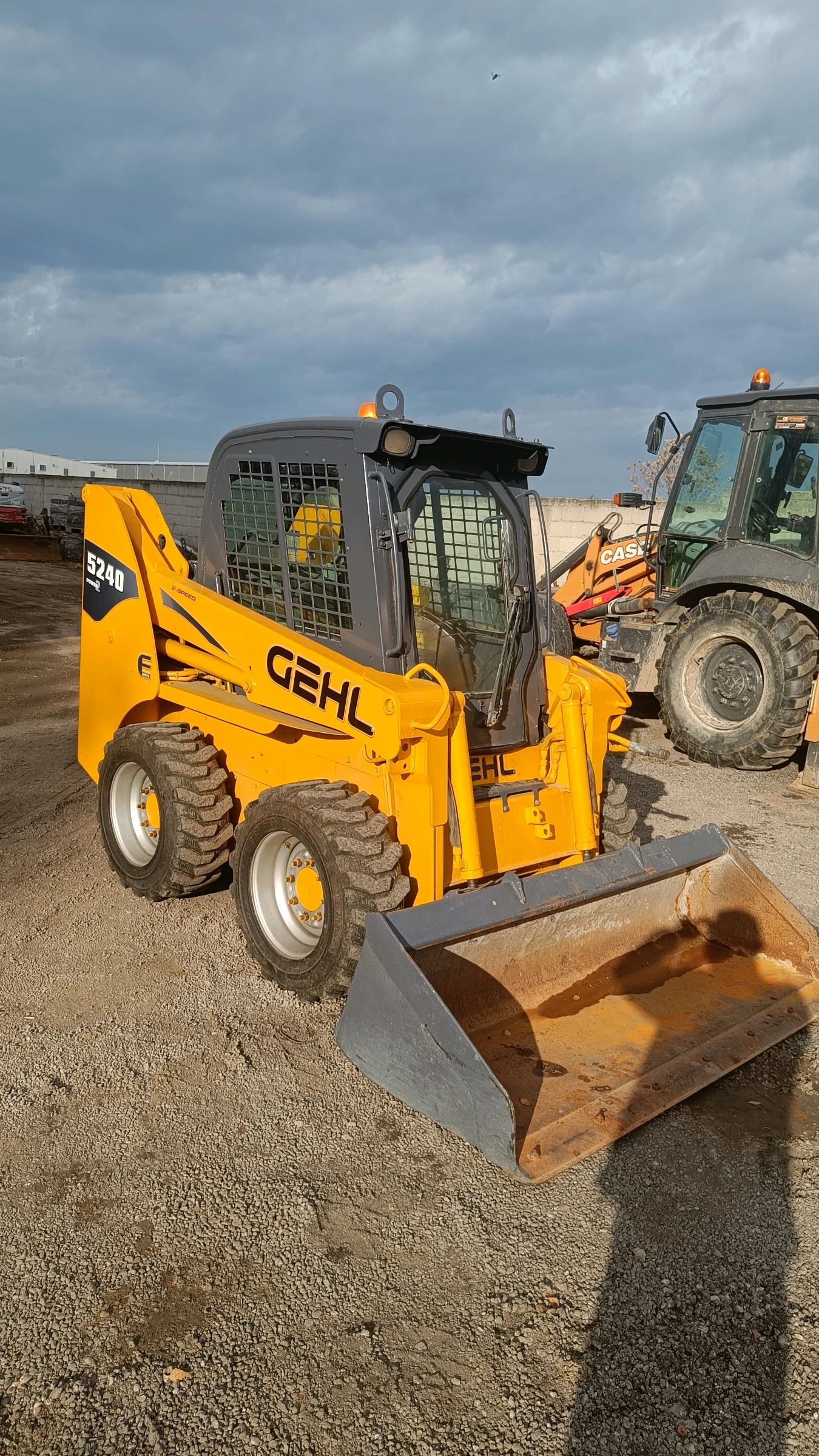 Мини челни товарачи GEHL 5240, снимка 1