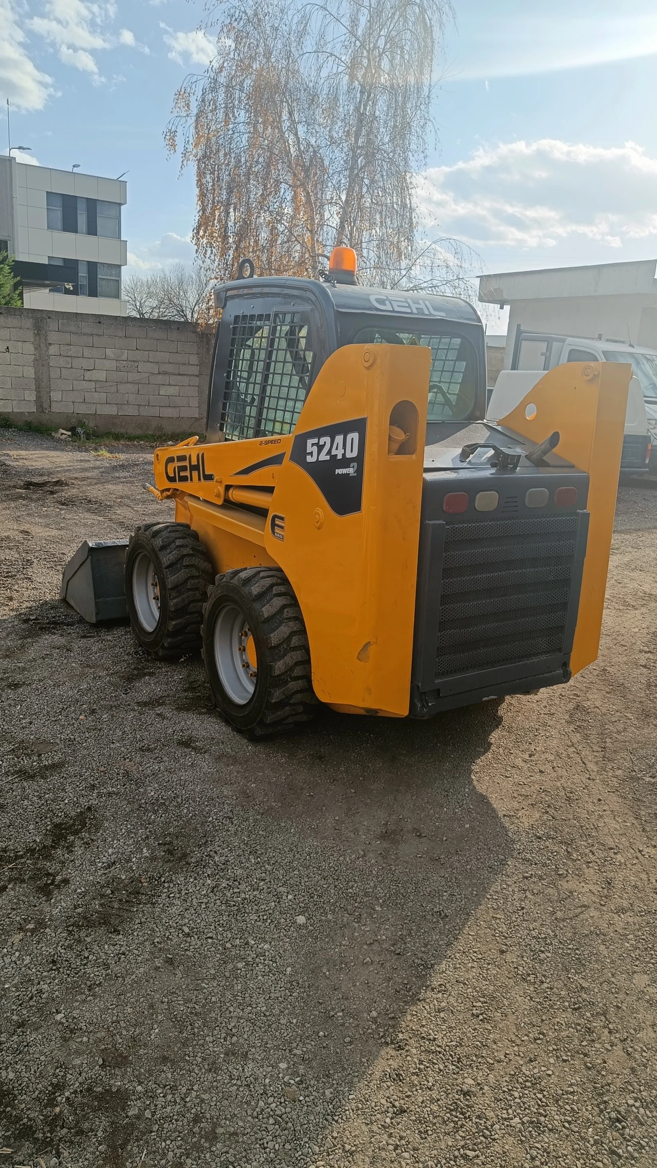 Мини челни товарачи GEHL 5240 - изображение 3