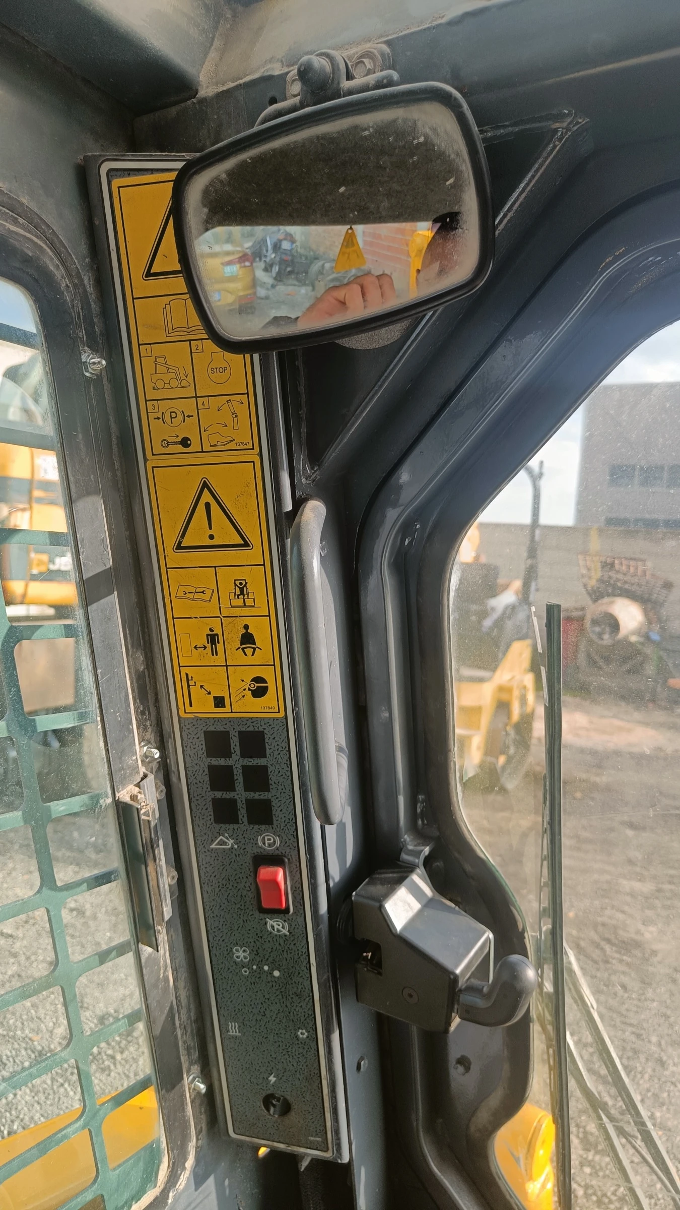 Мини челни товарачи GEHL 5240 - изображение 9