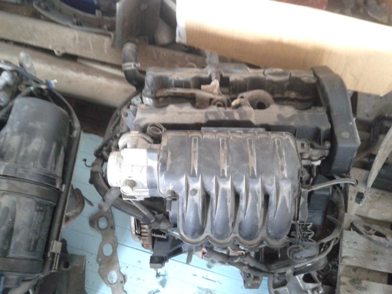Двигател за Renault Clio, снимка 2 - Части - 45746573