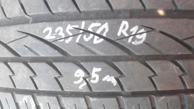 Гуми Зимни 235/50R19, снимка 1 - Гуми и джанти - 22757311