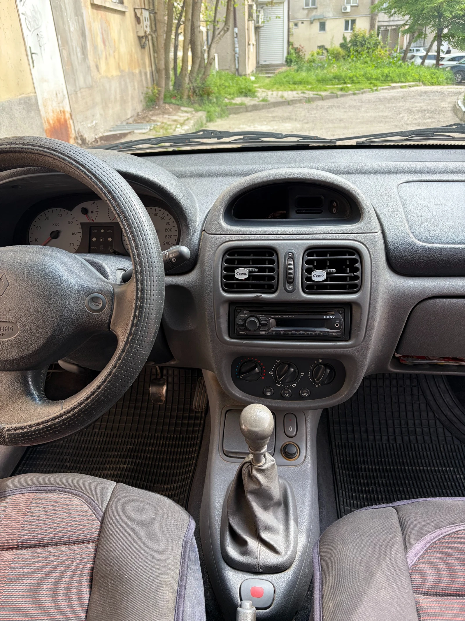 Renault Clio, снимка 15 - Автомобили и джипове - 54478620