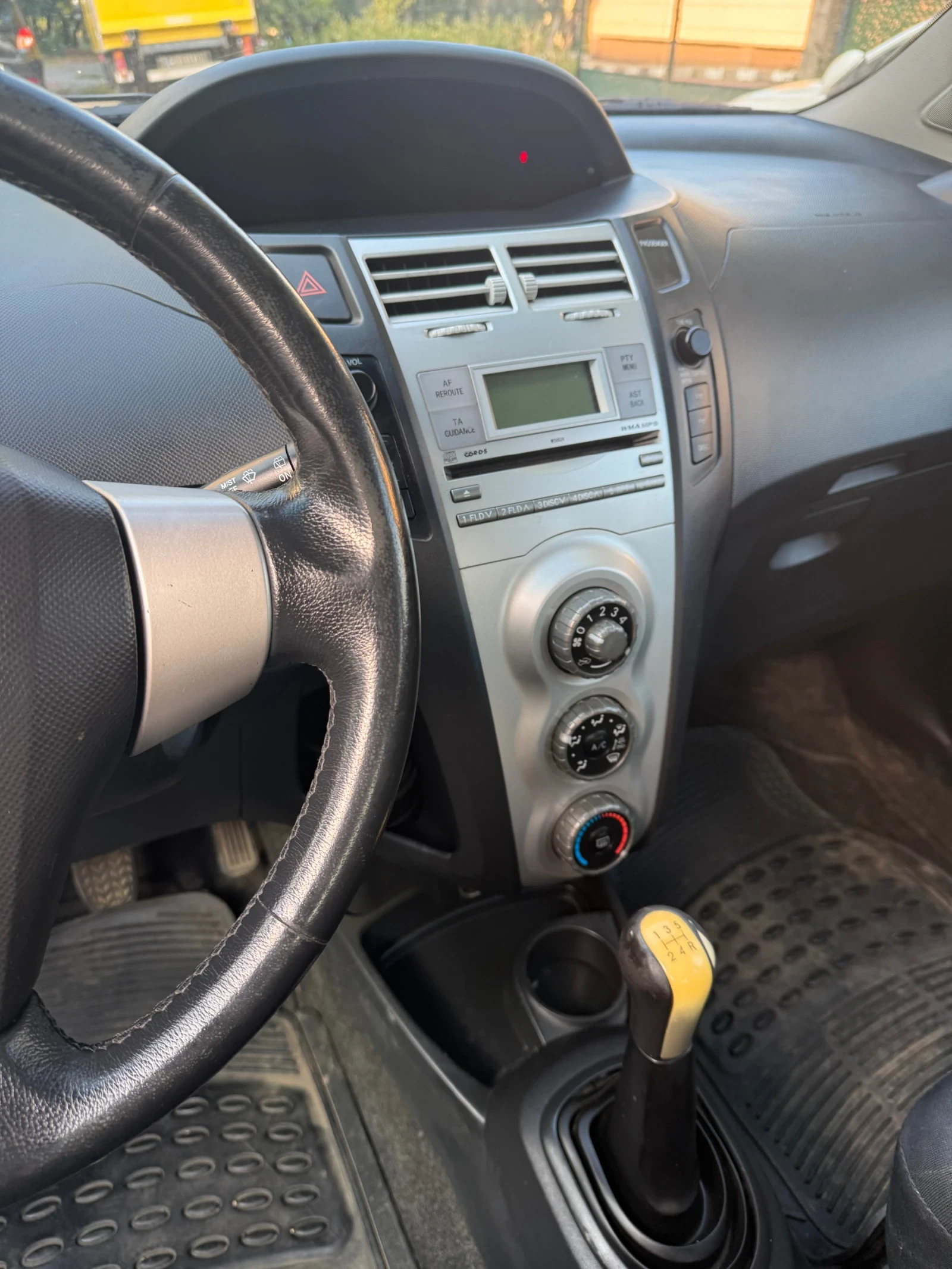 Toyota Yaris, снимка 10 - Автомобили и джипове - 55603652