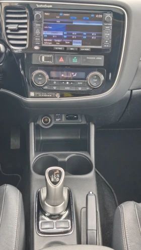 Mitsubishi Outlander 2.0 PHEV 4x4 ВНОС ОТ ШВЕЙЦАРИЯ , снимка 11