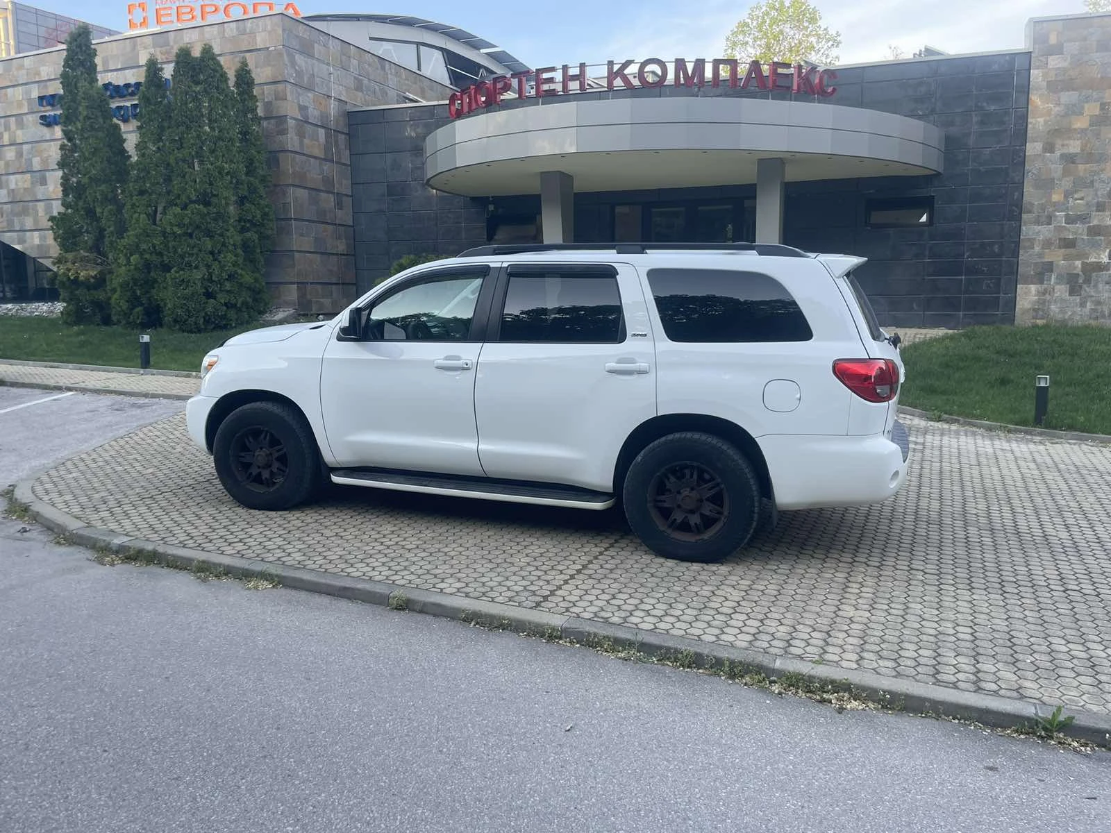 Toyota Sequoia  - изображение 5
