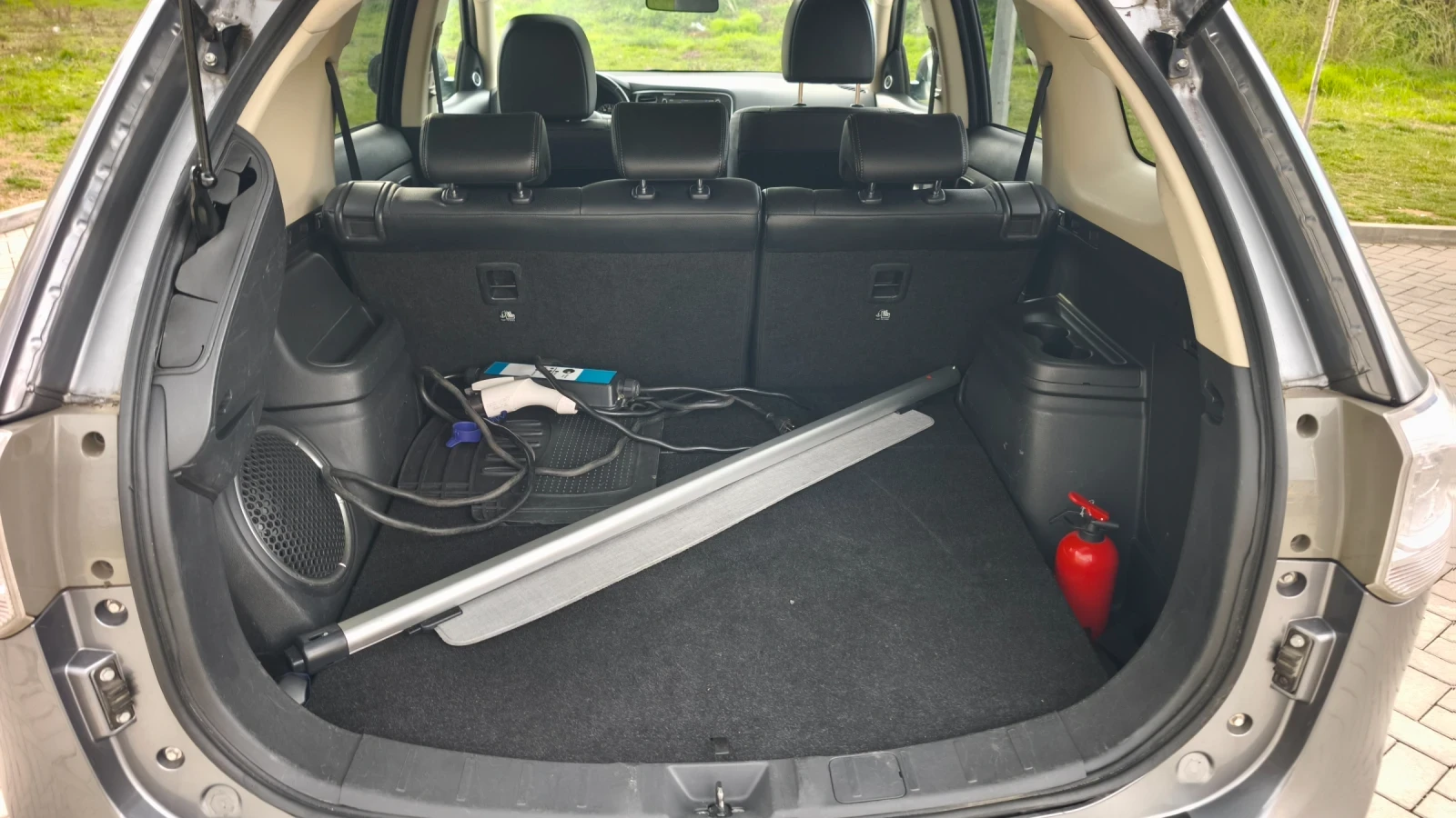 Mitsubishi Outlander 2.0 PHEV 4x4 ВНОС ОТ ШВЕЙЦАРИЯ , снимка 15 - Автомобили и джипове - 54013043