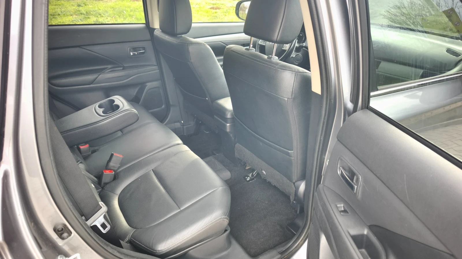 Mitsubishi Outlander 2.0 PHEV 4x4 ВНОС ОТ ШВЕЙЦАРИЯ , снимка 13 - Автомобили и джипове - 54013043