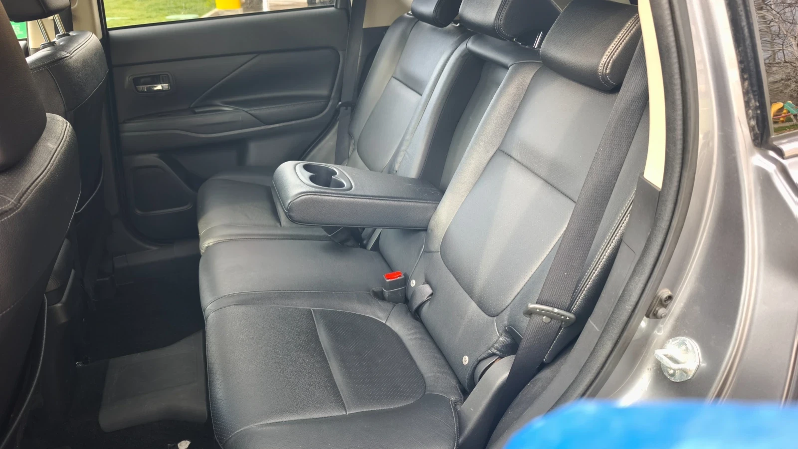 Mitsubishi Outlander 2.0 PHEV 4x4 ВНОС ОТ ШВЕЙЦАРИЯ , снимка 12 - Автомобили и джипове - 54013043