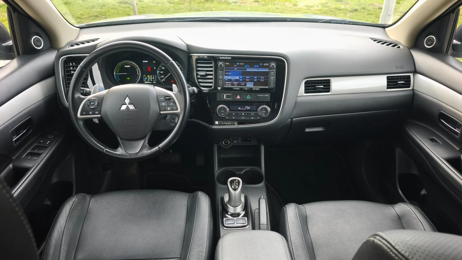 Mitsubishi Outlander 2.0 PHEV 4x4 ВНОС ОТ ШВЕЙЦАРИЯ , снимка 10 - Автомобили и джипове - 54013043