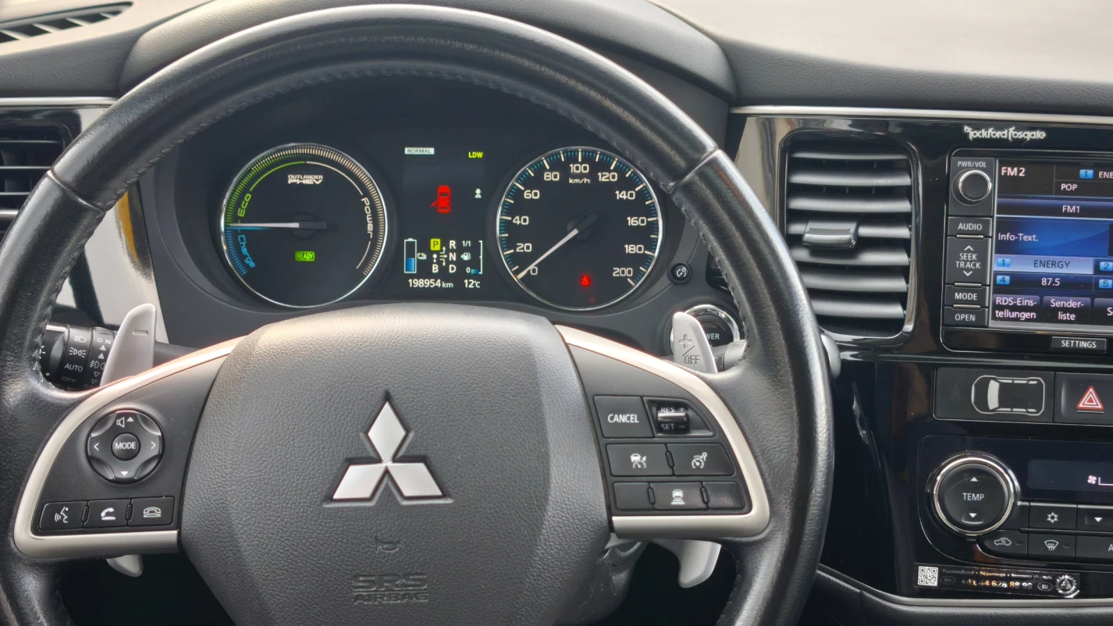 Mitsubishi Outlander 2.0 PHEV 4x4 ВНОС ОТ ШВЕЙЦАРИЯ , снимка 9 - Автомобили и джипове - 54013043