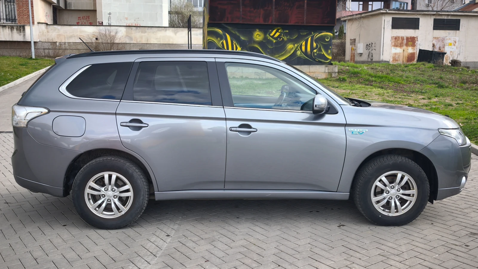 Mitsubishi Outlander 2.0 PHEV 4x4 ВНОС ОТ ШВЕЙЦАРИЯ , снимка 3 - Автомобили и джипове - 54013043