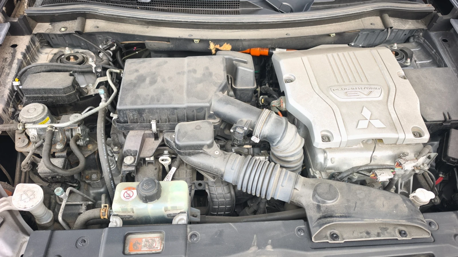 Mitsubishi Outlander 2.0 PHEV 4x4 ВНОС ОТ ШВЕЙЦАРИЯ , снимка 16 - Автомобили и джипове - 54013043