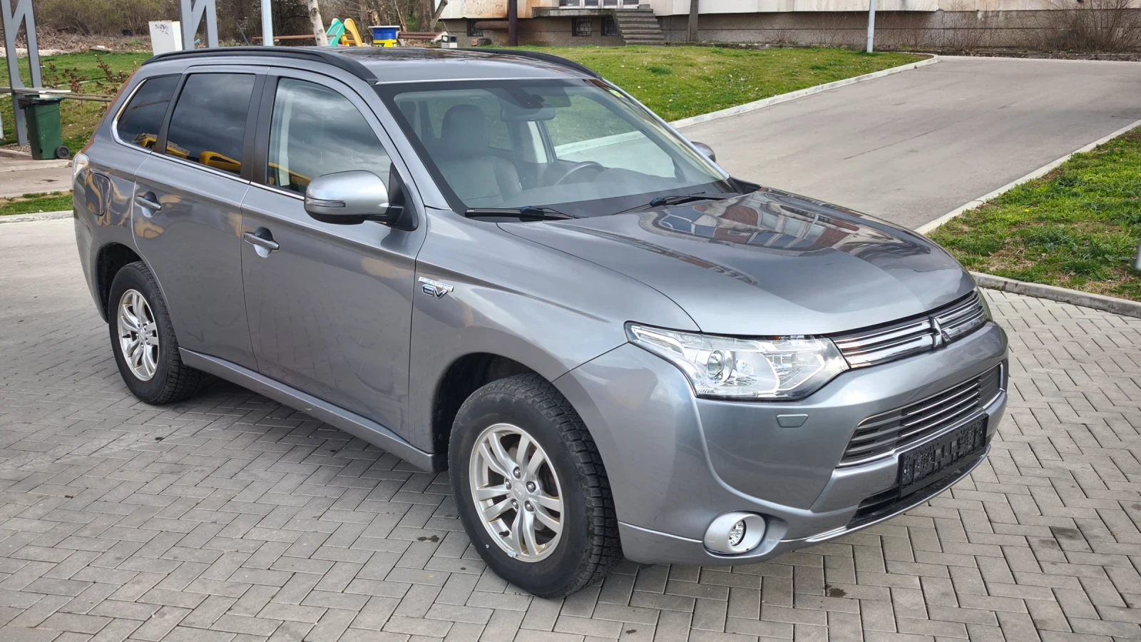 Mitsubishi Outlander 2.0 PHEV 4x4 ВНОС ОТ ШВЕЙЦАРИЯ , снимка 2 - Автомобили и джипове - 54013043