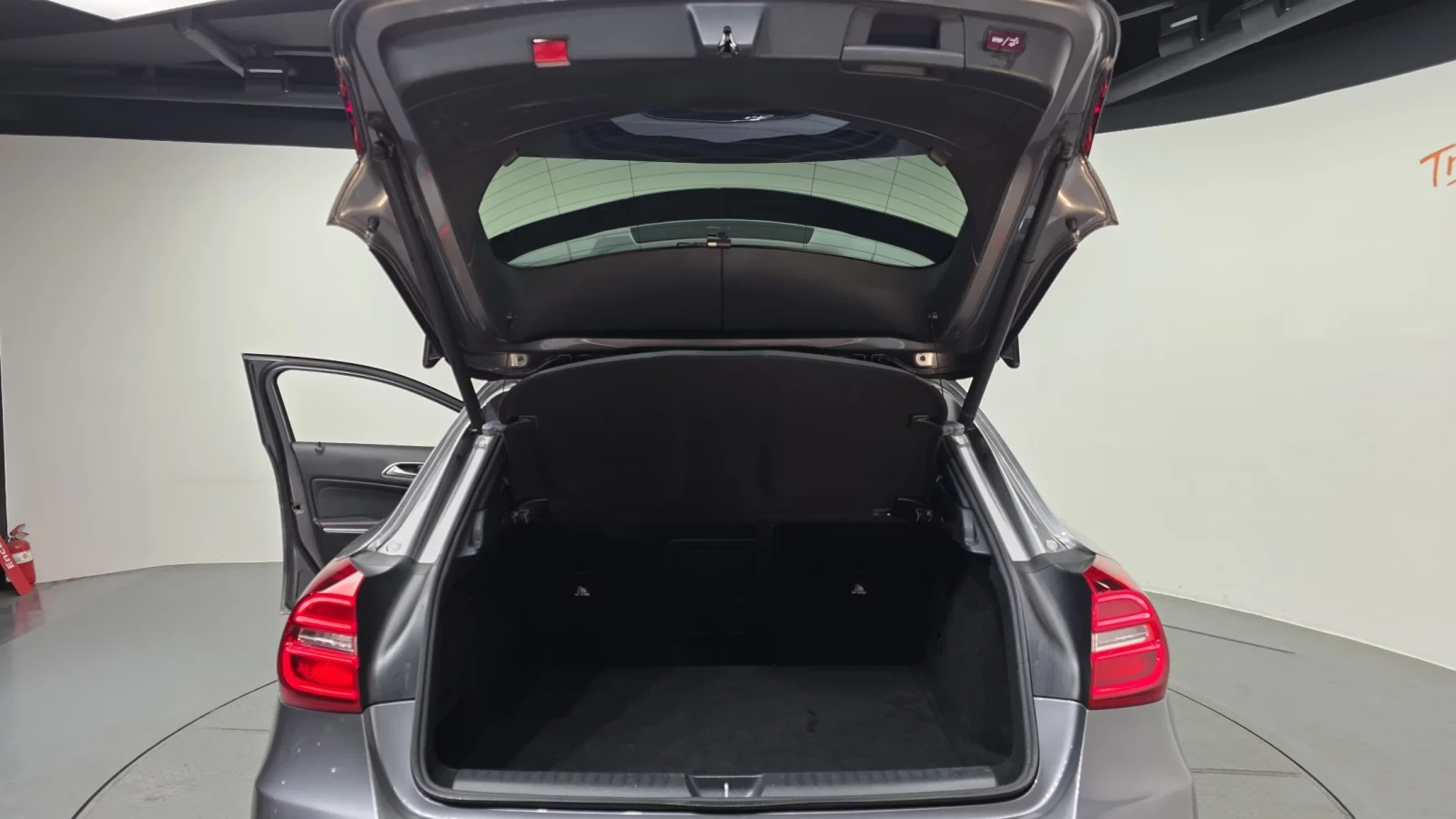 Mercedes-Benz GLA 45 AMG BURMASTER* PANO* KEYLESS* DYNAMICA* КРАЙНА ЦЕНА, снимка 16 - Автомобили и джипове - 54429152
