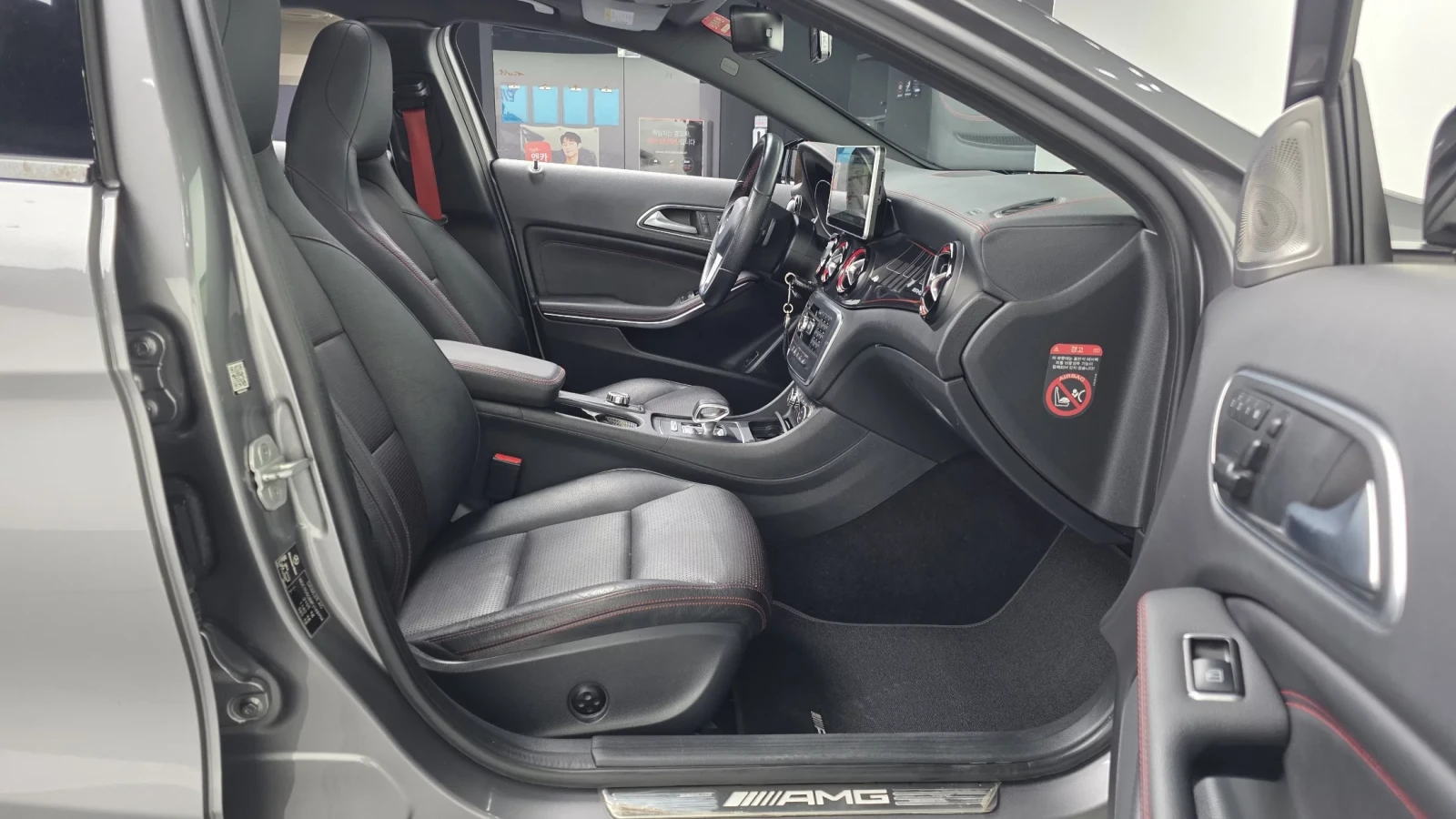 Mercedes-Benz GLA 45 AMG BURMASTER* PANO* KEYLESS* DYNAMICA* КРАЙНА ЦЕНА, снимка 14 - Автомобили и джипове - 54429152