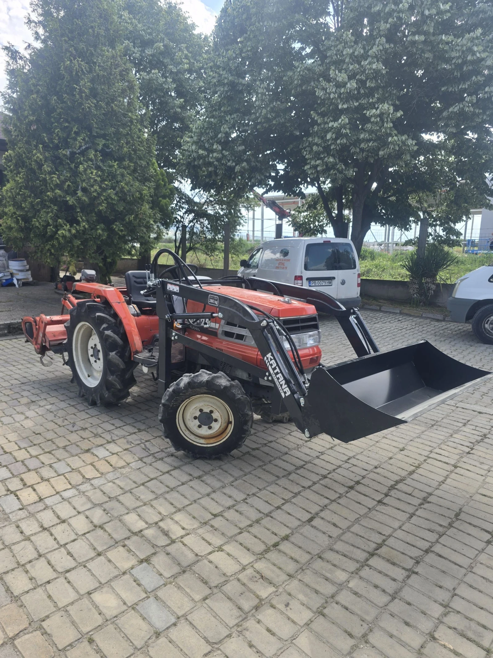 Трактор Kubota GL 25 с челен товарач