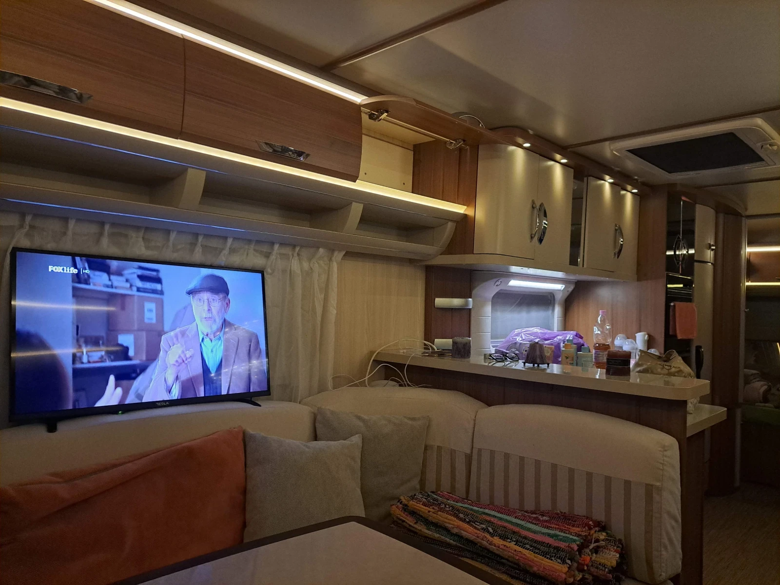Каравана Hobby VIP 700, снимка 7 - Каравани и кемпери - 55064666