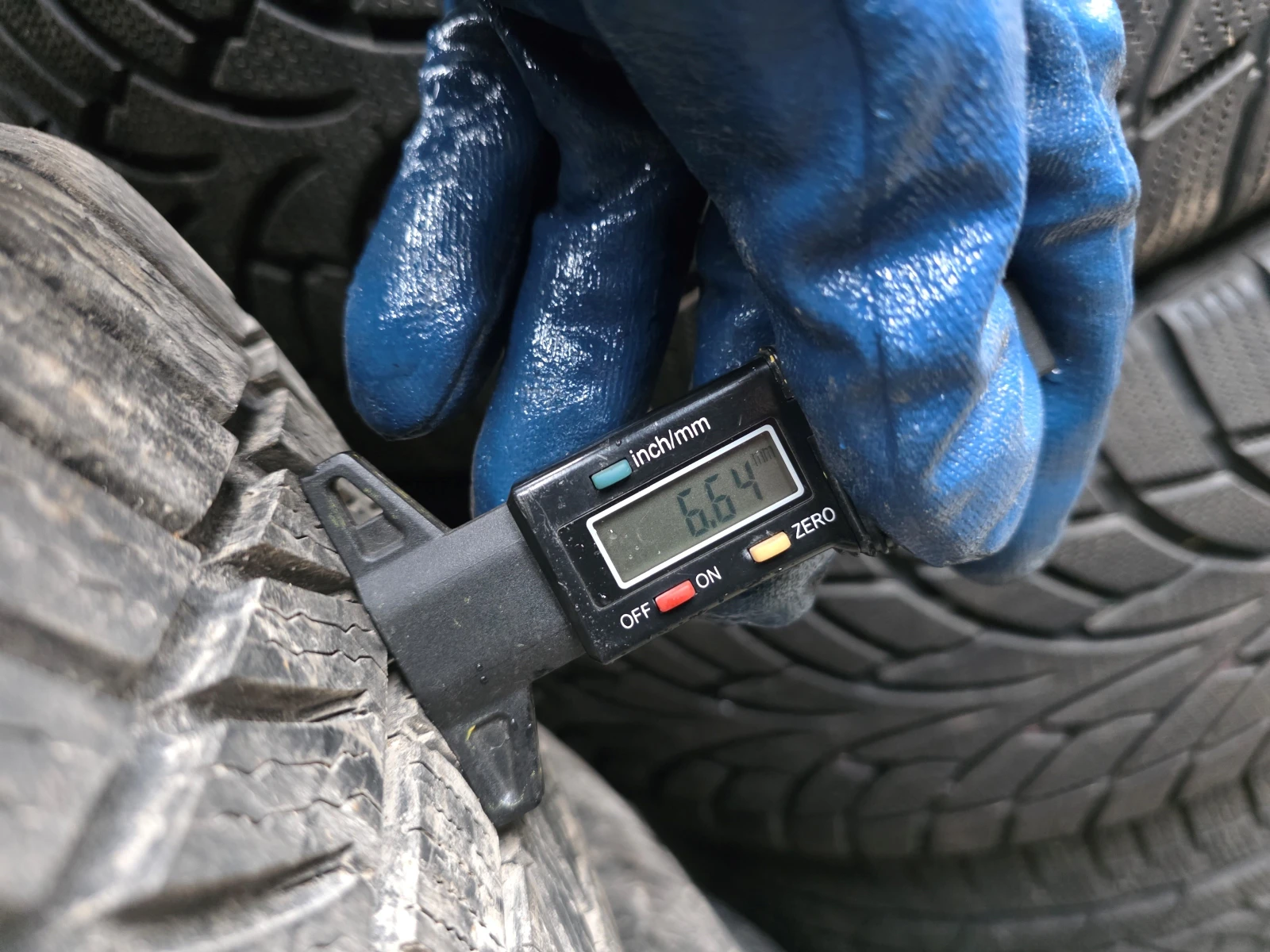 Гуми Зимни 235/55R17, снимка 6 - Гуми и джанти - 53961742