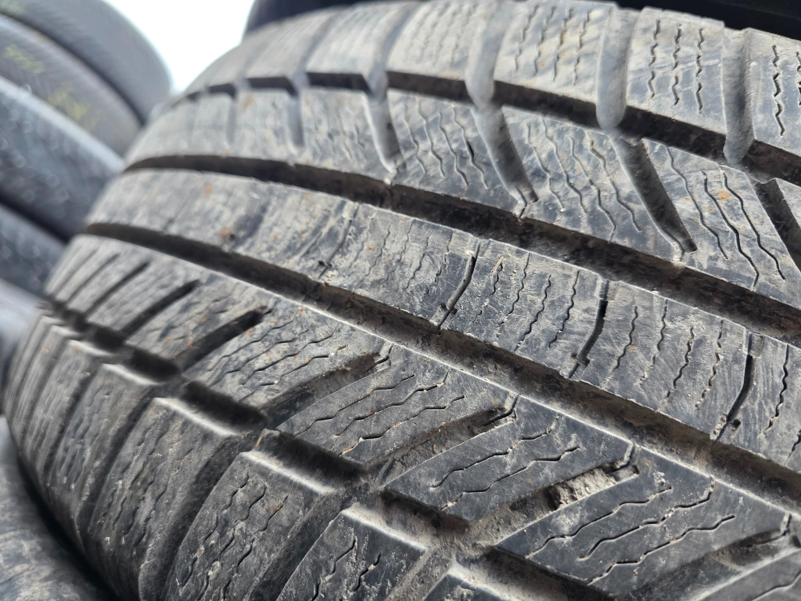 Гуми Зимни 235/55R17, снимка 2 - Гуми и джанти - 53961742