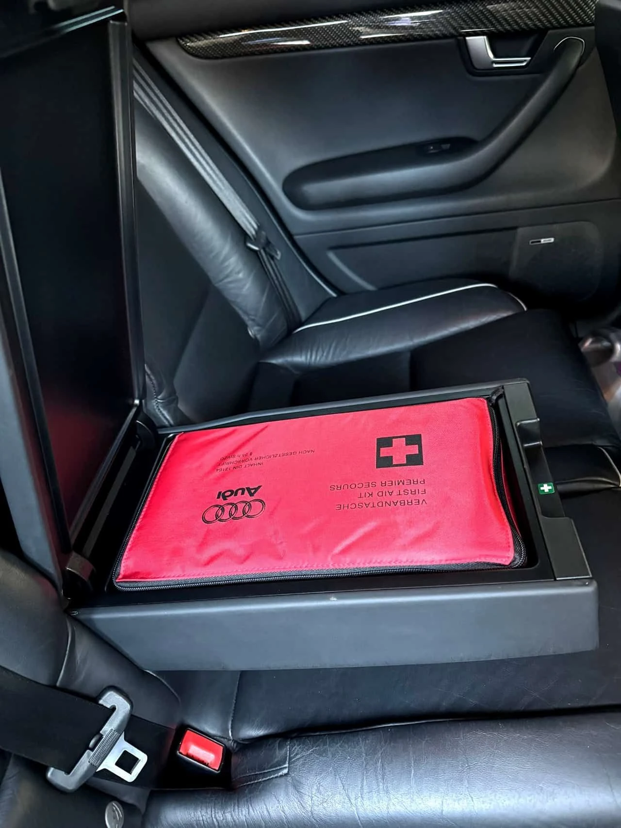 Audi Rs4 * 4dr Sdn * CARFAX * БЕЗ ПЪРВОНАЧАЛНА ВНОСКА, снимка 15 - Автомобили и джипове - 54213606