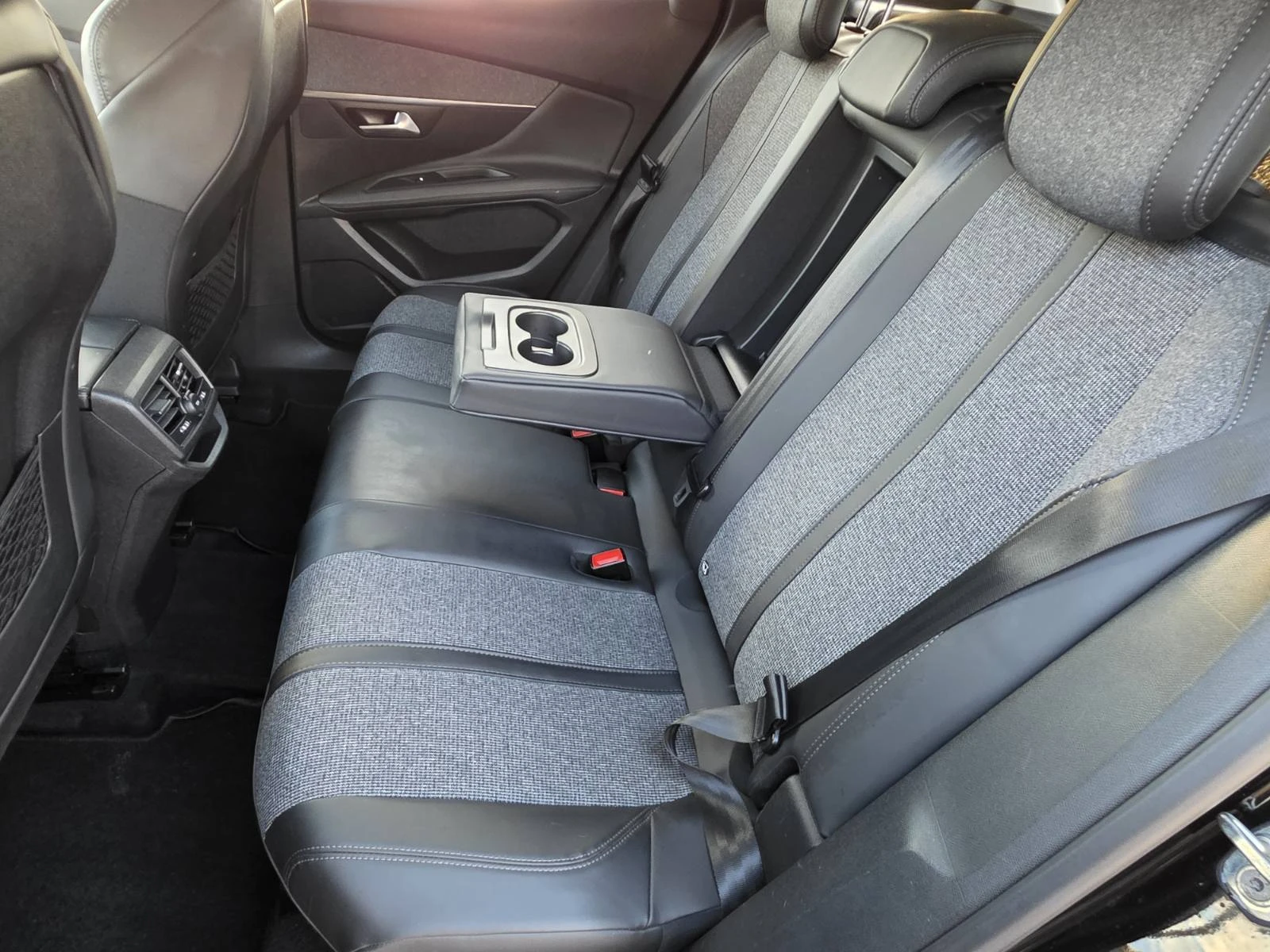 Peugeot 3008 1.2 PureTech Автоматик| Навигация| Парктроник, снимка 15 - Автомобили и джипове - 54762260