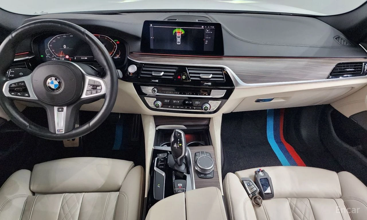 BMW 520  i M SPORT * DISTRONIC * ДИГИТАЛНО ТАБЛО, снимка 10 - Автомобили и джипове - 54947186