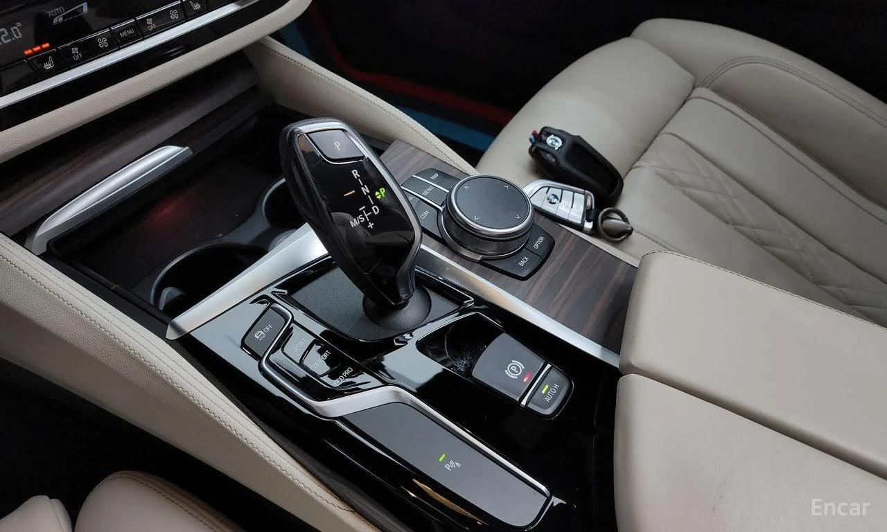 BMW 520  i M SPORT * DISTRONIC * ДИГИТАЛНО ТАБЛО, снимка 13 - Автомобили и джипове - 54947186