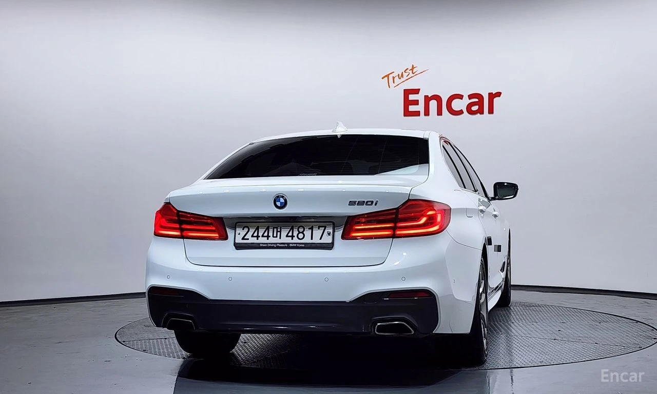 BMW 520  i M SPORT * DISTRONIC * ДИГИТАЛНО ТАБЛО, снимка 4 - Автомобили и джипове - 54947186